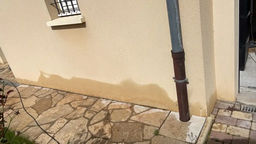 Vue d'un mur humide chargé en eau suite à des remontées capillaire